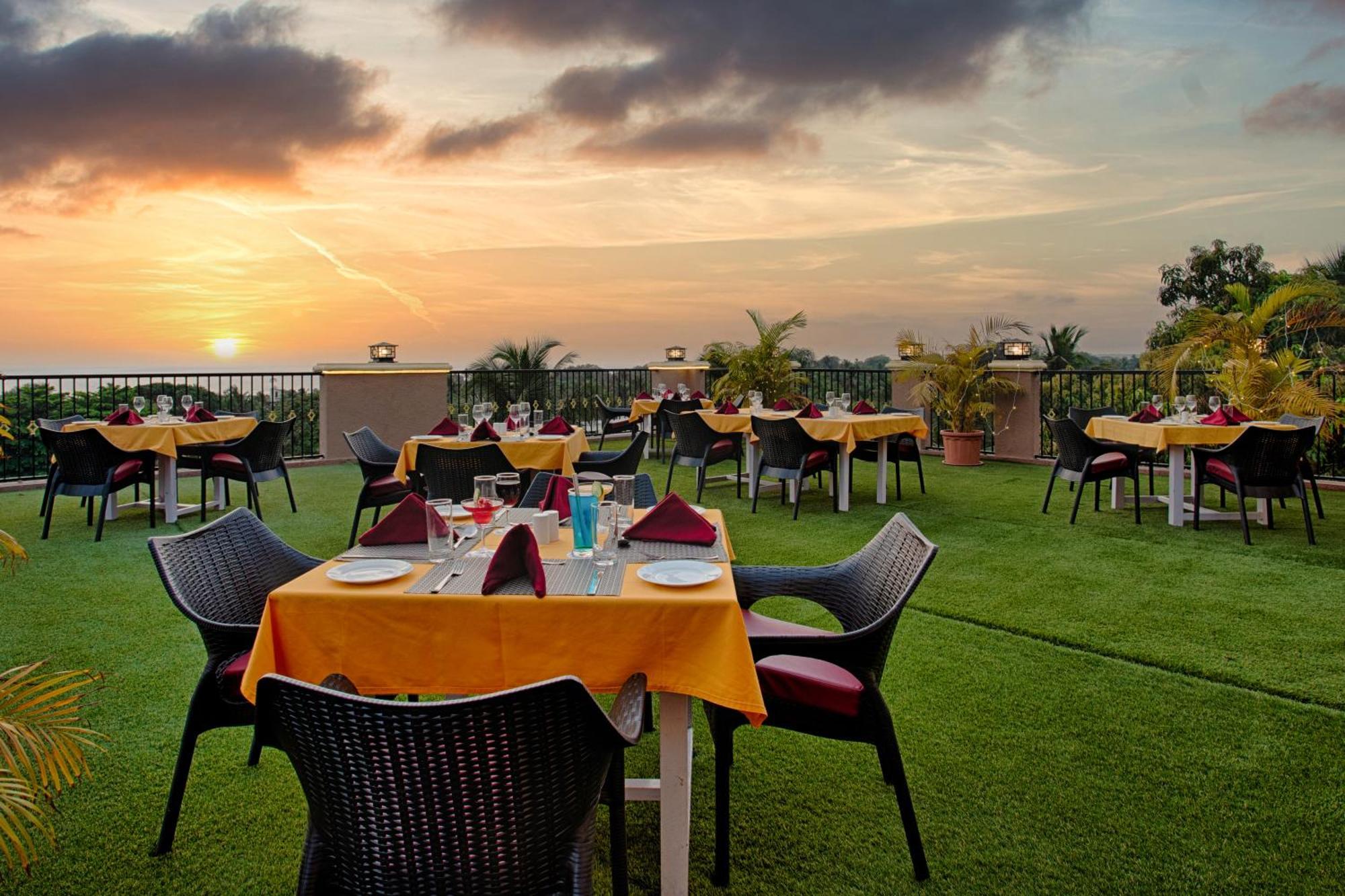 Seashell Suites And Villas- Candolim Goa Esterno foto
